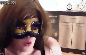 Một người phụ nữ mặc quần tất quan hệ tình dục với một con chó trong một video khiêu dâm động vật miễn phí